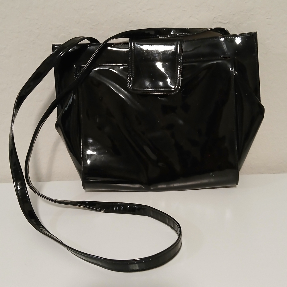 Ande‎ Black Patent Leather Purse With Red Lining